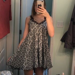 CUTE FLOWY BOUTIQUE DRESS!